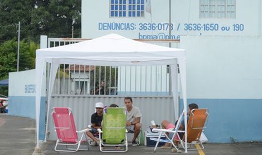 Vitória (ES) - Mulheres e familiares de policiais continuam acampadas na porta dos Batalhões da Polícia Militar de Vitória.  (Tânia Rêgo/Agência Brasil)