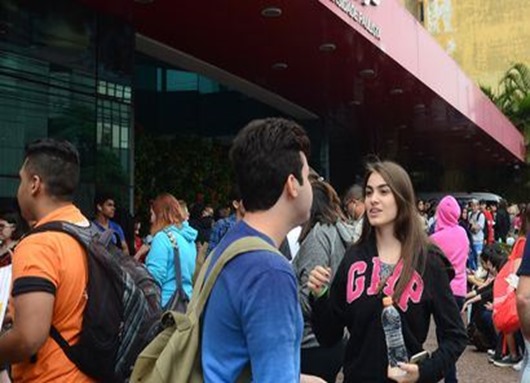 São Paulo - Estudantes chegam à Universidade Paulista (Unip) para fazer as provas do Exame Nacional do Ensino Médio (Enem), em Vergueiro, zona sul.(Rovena Rosa/Agência Brasil)