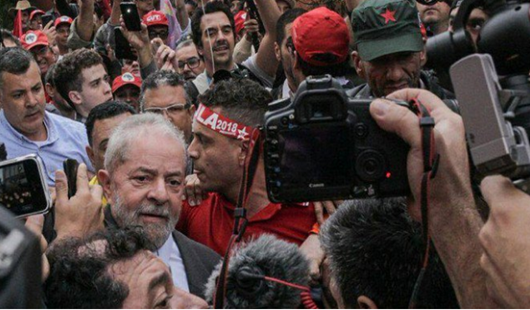 Lula cai nos braços do povo após depoimento de cinco horas na Lava Jato