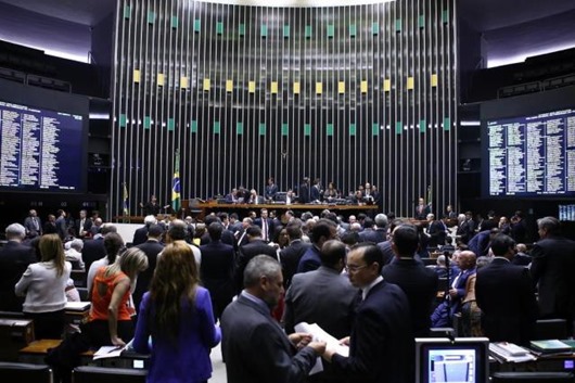Parlamentares que vão votar perdão de dívidas devem R$ 533 milhões à União