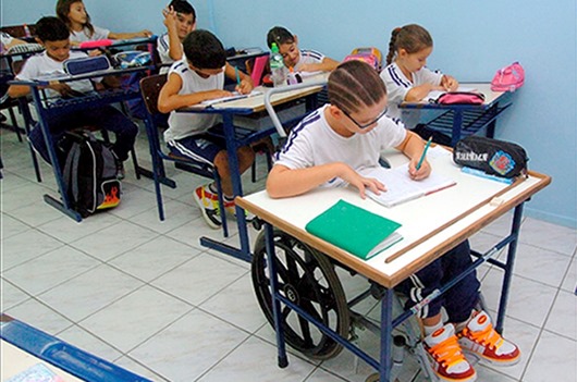 Escola acolhe estudante comum e cadeirante na mesma sala. Foto: Fabiana Carvalho