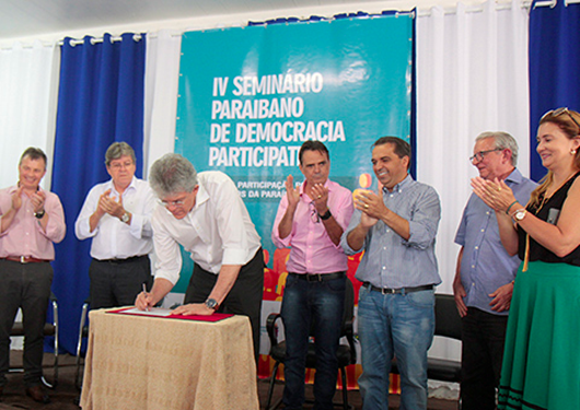 Ricardo autoriza licitações para obras em Juazeirinho e abre seminário sobre Democracia Participativa