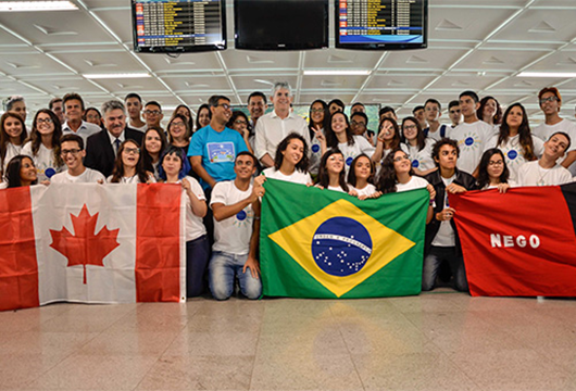 Ricardo participa da solenidade de embarque de 50 estudantes para intercâmbio no Canadá