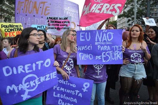 Rio de Janeiro - Mulheres protestam contra PEC 181 que pode criminalizar o aborto, na Avenia Paulista (Rovena Rosa/Agência Brasil)