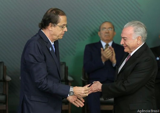 
O presidente Temer e o ministro do Trabalho, Caio Luiz de Almeida Vieira de Mello durante a posse do novo ministro do Trabalho.