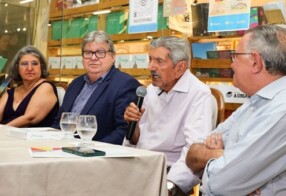 João Azevêdo prestigia "Noite da Literatura Paraibana" e destaca importância do jornal A União na preservação da história da Paraíba