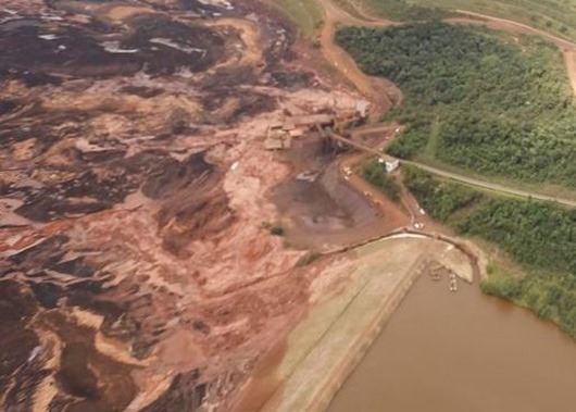  O Presidente da República, Jair Bolsonaro, durante sobrevoo da  região atingida pelo rompimento da barragem Mina Córrego do Feijão, em Brumadinho/MG.
