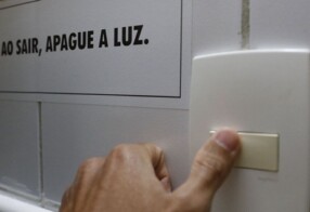 Alta no preço da energia faz 22% dos brasileiros atrasarem a conta para comprar comida