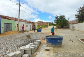 Obra do calçamento da rua José Pinto Mangueira, no bairro Maia, já está 80% concluída